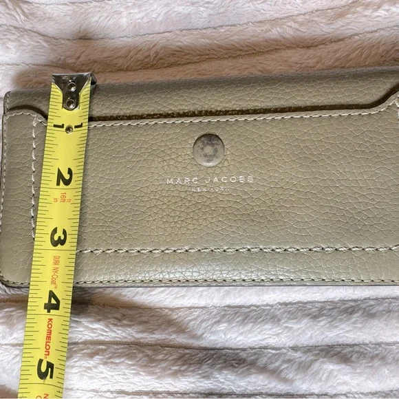 Marc Jacobs Tan Leather Bifold Wallet  mod: M0013050 slight button wear - Picture 9 of 10